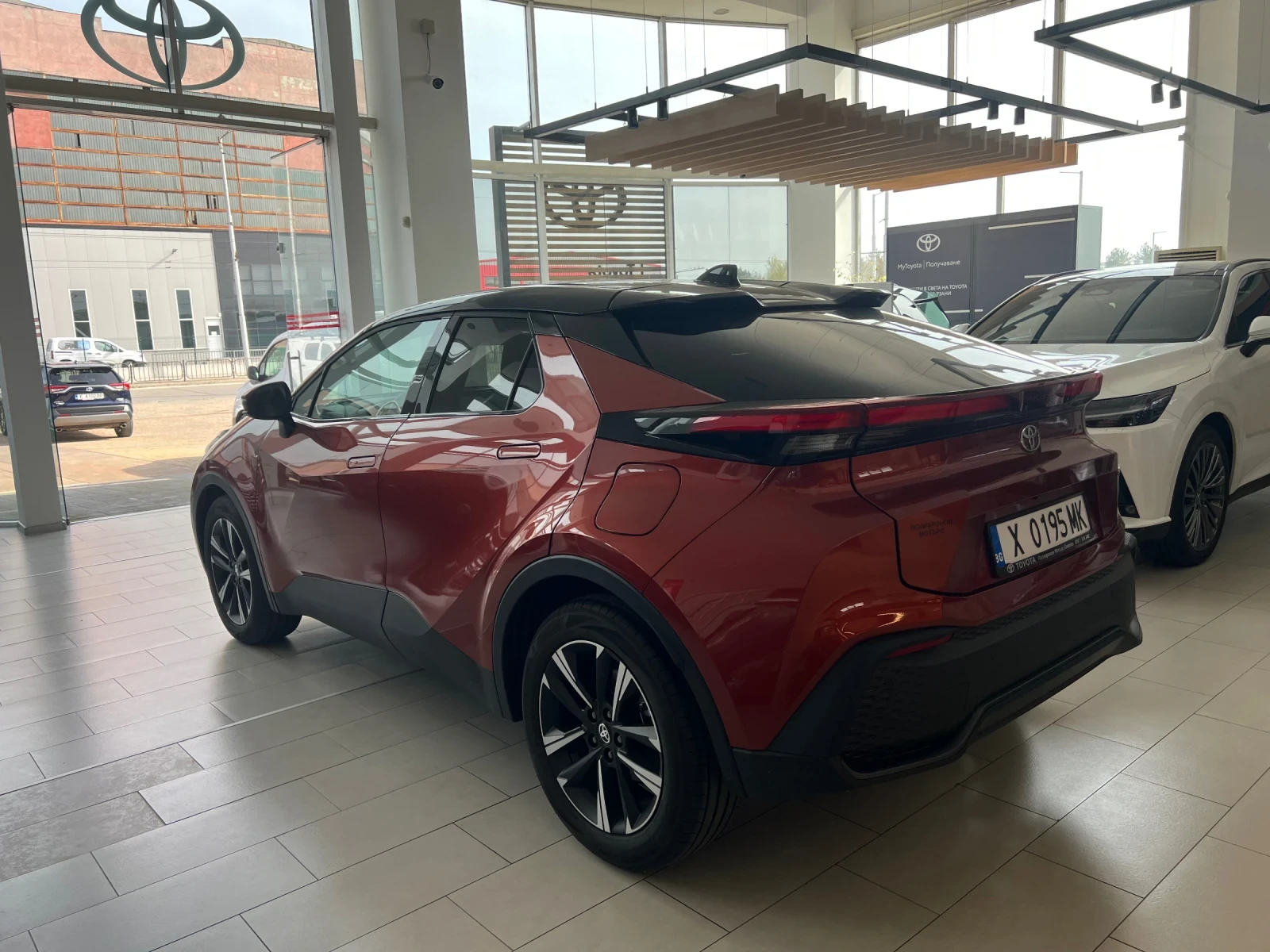 Toyota C-HR Club Bi-tone, снимка 3 - Автомобили и джипове - 54192826