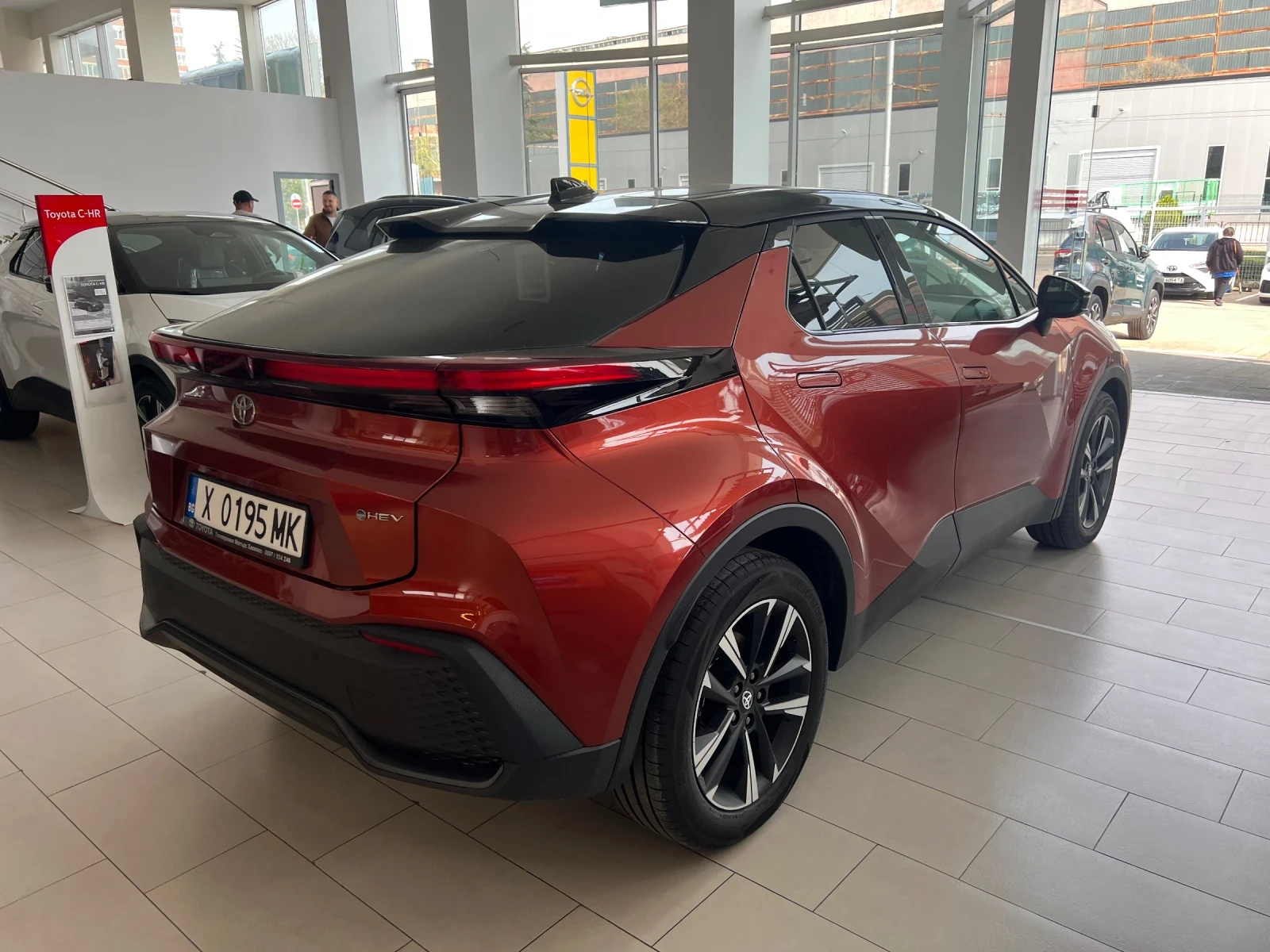 Toyota C-HR Club Bi-tone, снимка 5 - Автомобили и джипове - 54192826