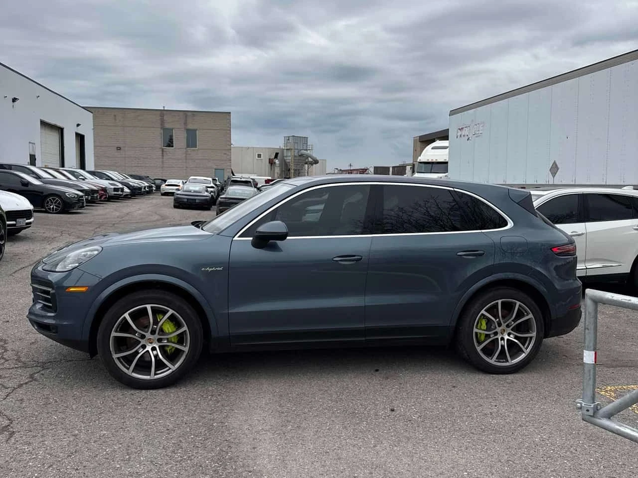 Porsche Cayenne E Hybrid  CARFAX, снимка 2 - Автомобили и джипове - 54254075