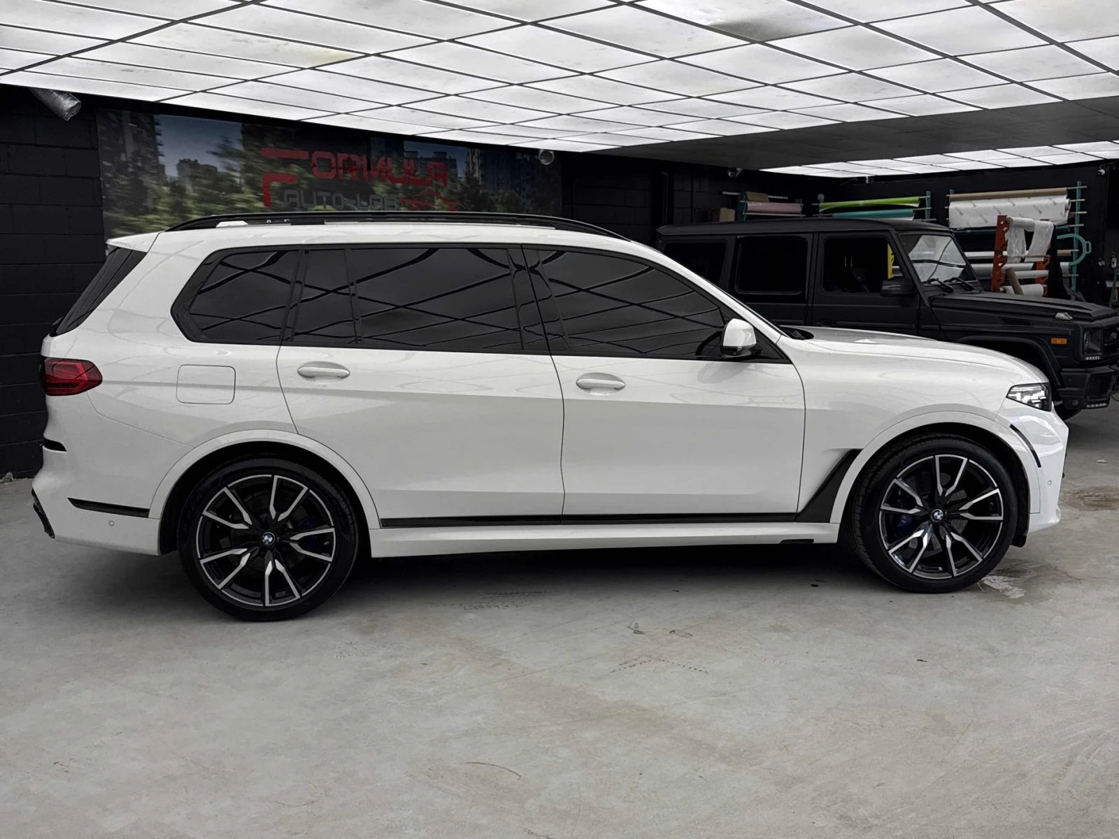 BMW X7 40i xDrive / M пакет / Панорама / 7 места, снимка 3 - Автомобили и джипове - 56136415