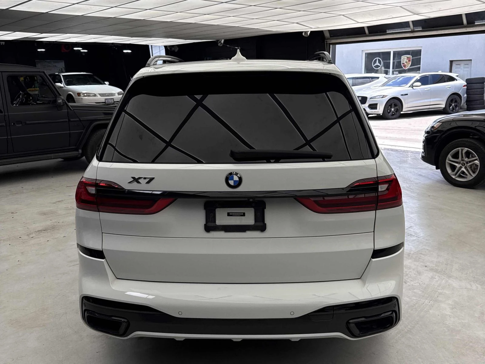 BMW X7 40i xDrive / M пакет / Панорама / 7 места, снимка 4 - Автомобили и джипове - 56136415