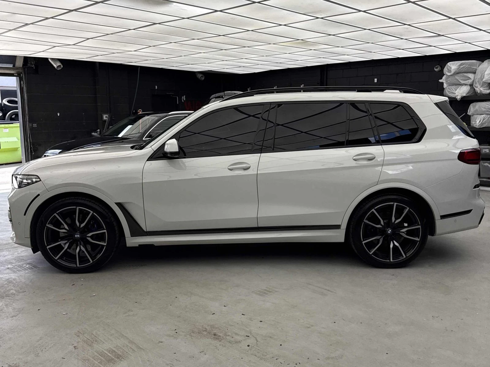 BMW X7 40i xDrive / M пакет / Панорама / 7 места, снимка 2 - Автомобили и джипове - 56136415