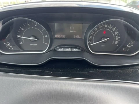 Peugeot 208 1.2 PureTech, снимка 13 - Автомобили и джипове - 55346680