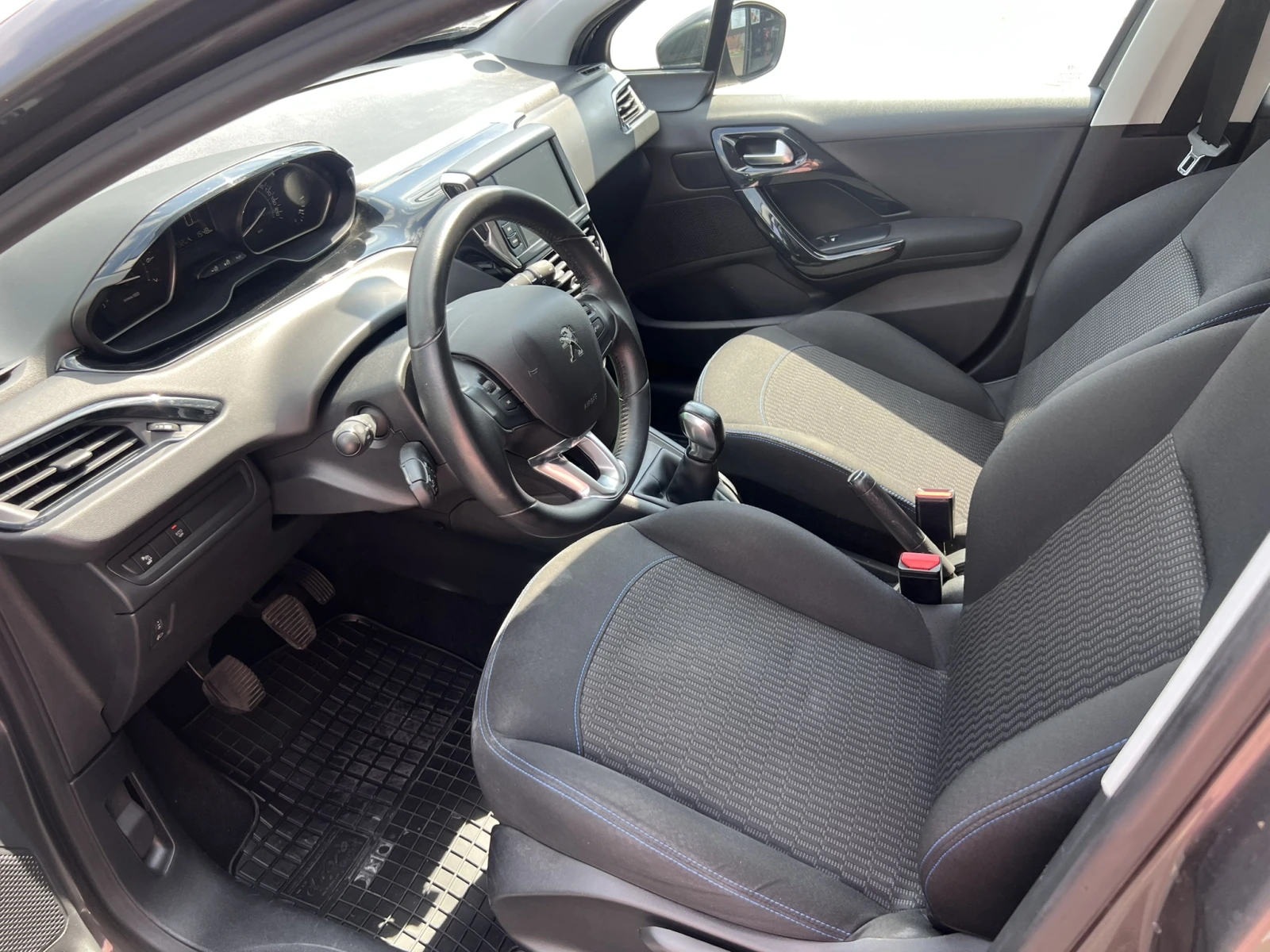Peugeot 208 1.2 PureTech, снимка 10 - Автомобили и джипове - 55346680