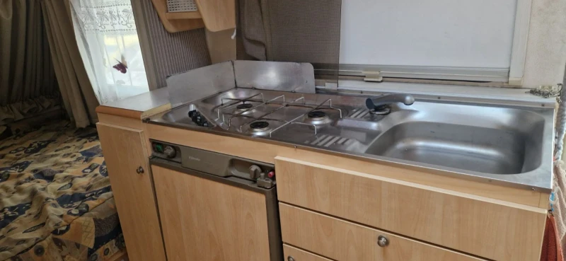 Каравана Beyerland Sprinter 460, снимка 6 - Каравани и кемпери - 52530744