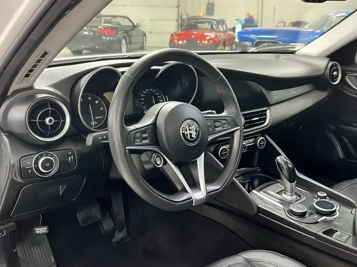 Alfa Romeo Giulia TI Q4 !PANO! !КАМЕРИ! #SPECIAL#, снимка 8 - Автомобили и джипове - 54962673