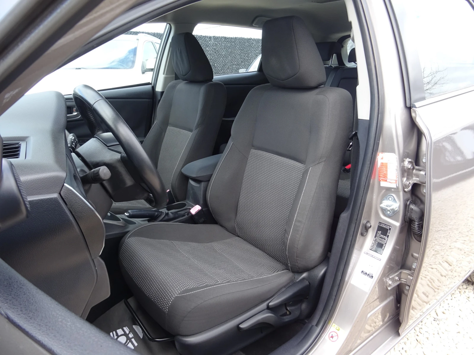 Toyota Auris 1.8h Active, снимка 10 - Автомобили и джипове - 53746287