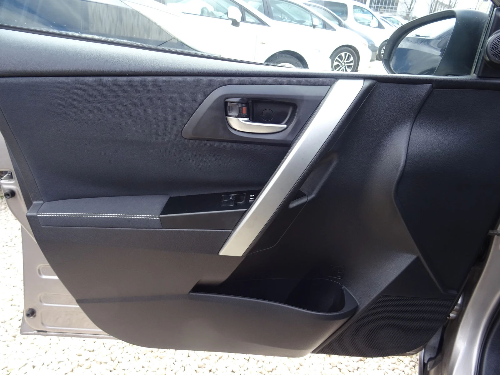 Toyota Auris 1.8h Active, снимка 8 - Автомобили и джипове - 53746287