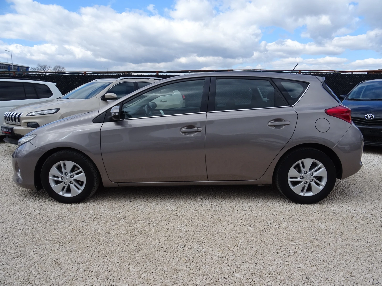 Toyota Auris 1.8h Active, снимка 2 - Автомобили и джипове - 53746287