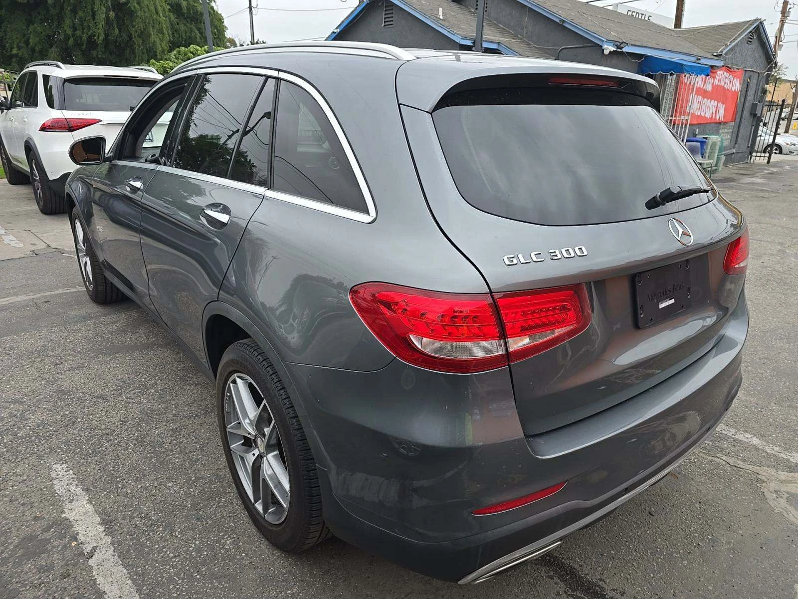 Mercedes-Benz GLC 300 AMG PACK* KEYLESS* PODGREV* PANORAMA*  - изображение 3