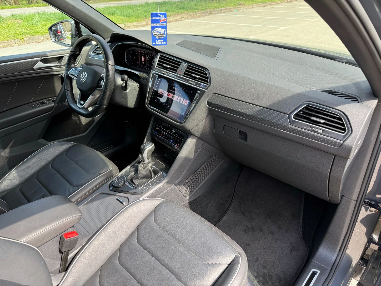 VW Tiguan 2.0TDI* 4MOTION* R-LINE* PANO* IQ* DIST* CAM360* , снимка 8 - Автомобили и джипове - 54058943