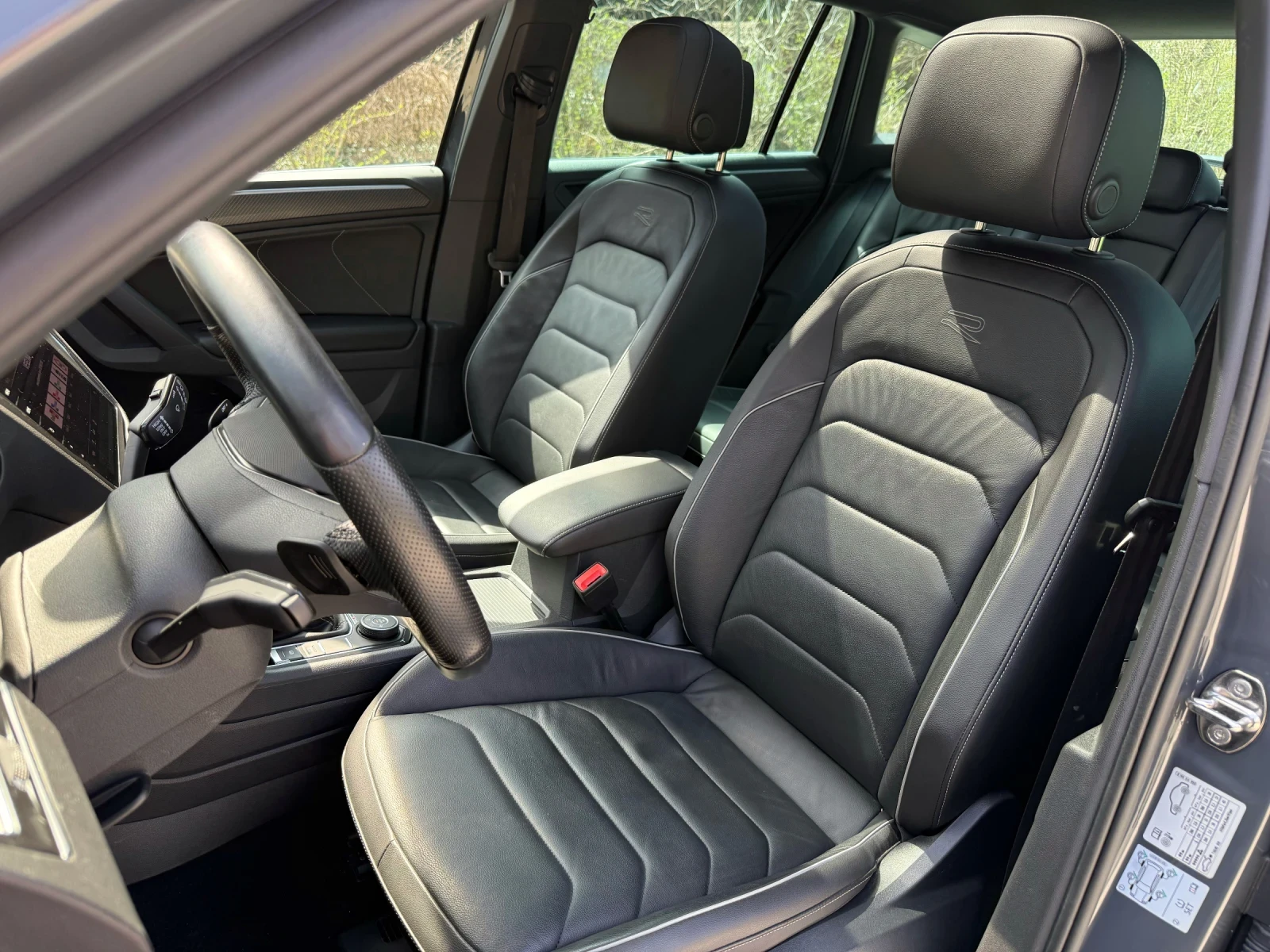 VW Tiguan 2.0TDI* 4MOTION* R-LINE* PANO* IQ* DIST* CAM360* , снимка 9 - Автомобили и джипове - 54058943