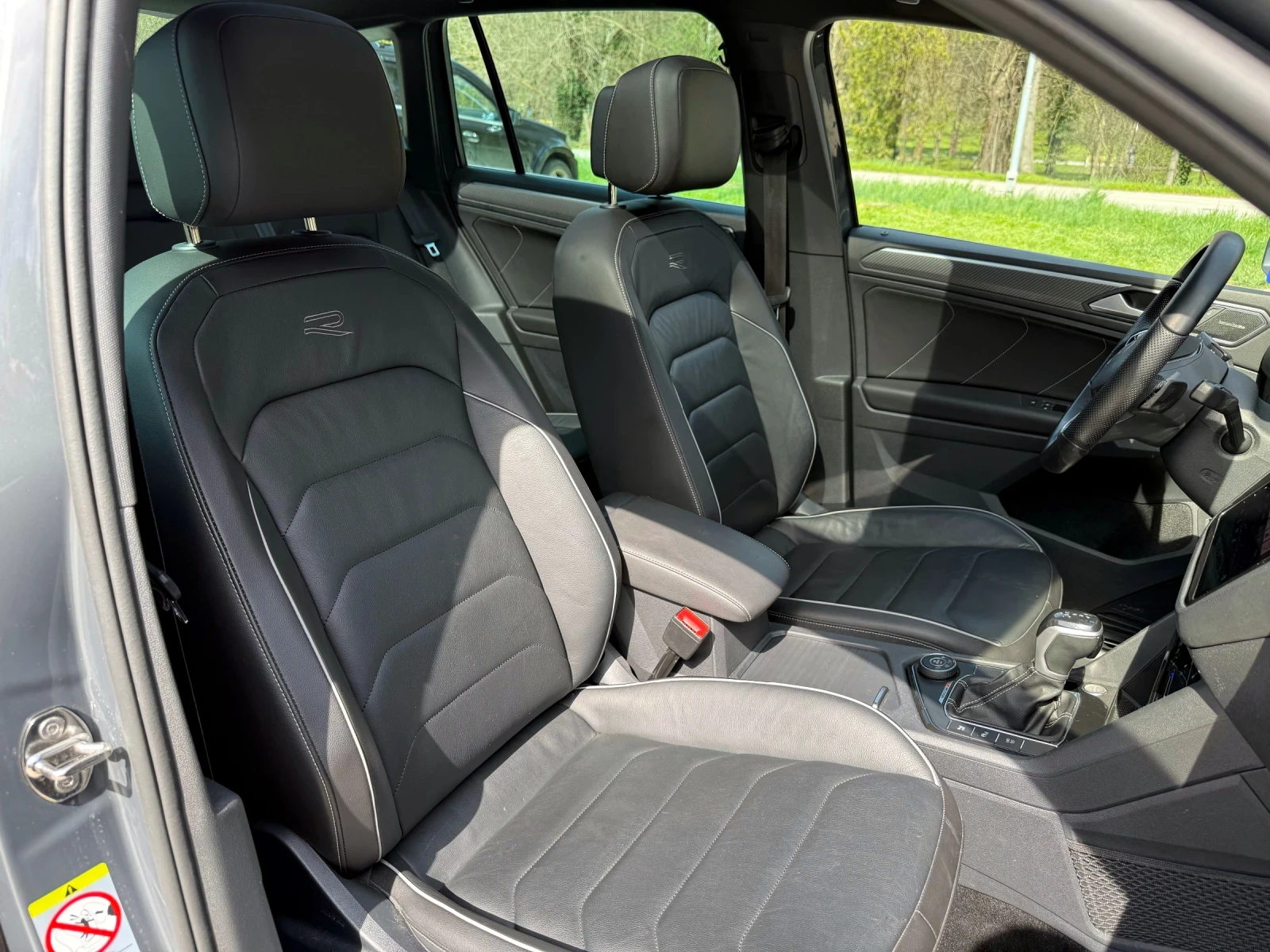 VW Tiguan 2.0TDI* 4MOTION* R-LINE* PANO* IQ* DIST* CAM360* , снимка 10 - Автомобили и джипове - 54058943