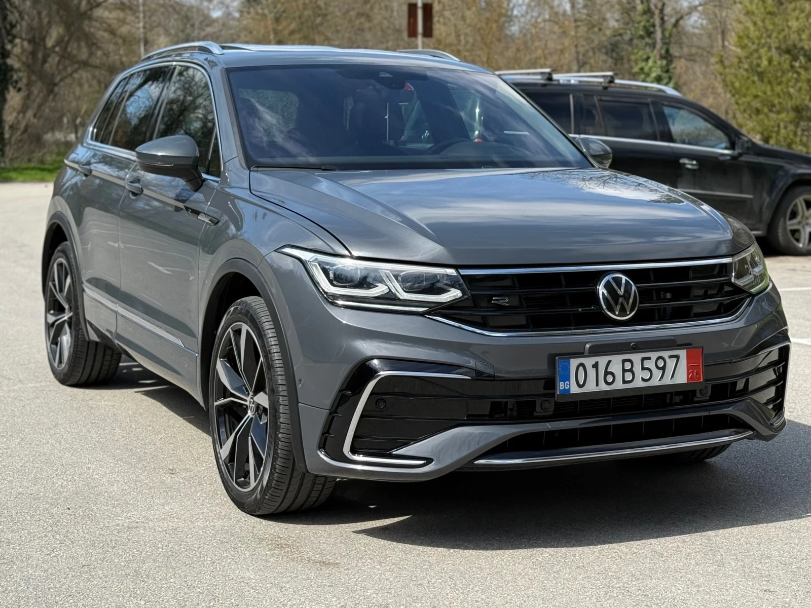 VW Tiguan 2.0TDI* 4MOTION* R-LINE* PANO* IQ* DIST* CAM360* , снимка 3 - Автомобили и джипове - 54058943