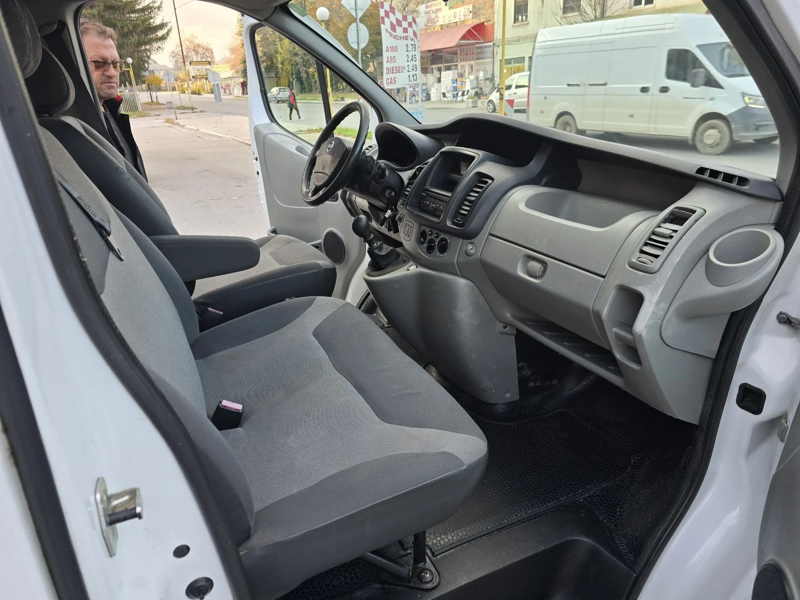 Renault Trafic 2.0dci 115  климатик - изображение 8