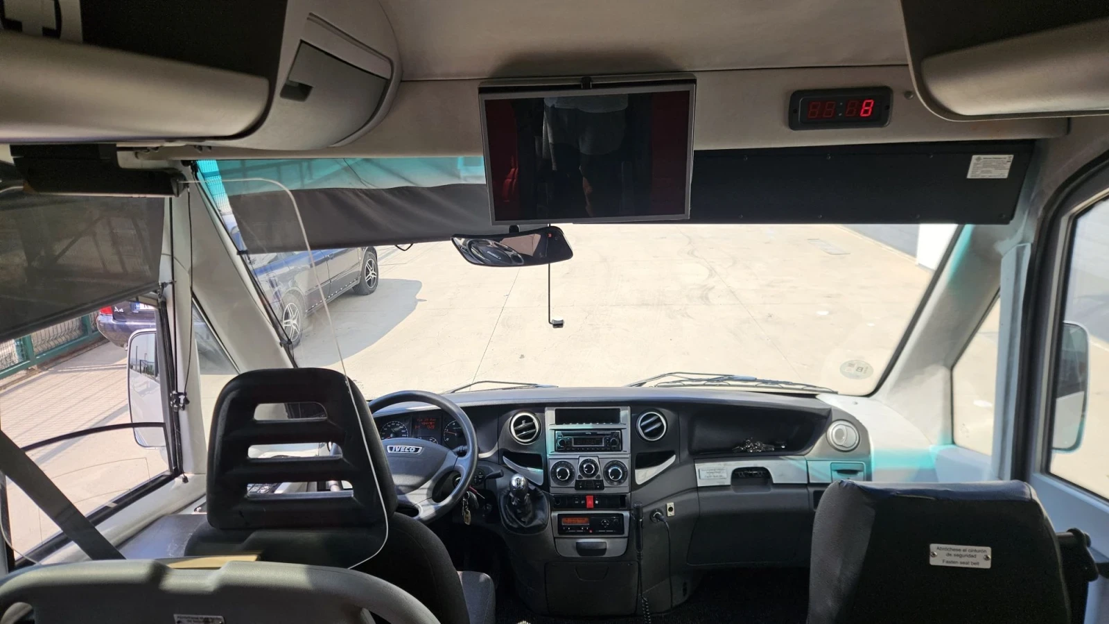 Iveco Daily 70C 28 места, стъклопакет, двоен климатик, 2 броя, снимка 13 - Бусове и автобуси - 55305449