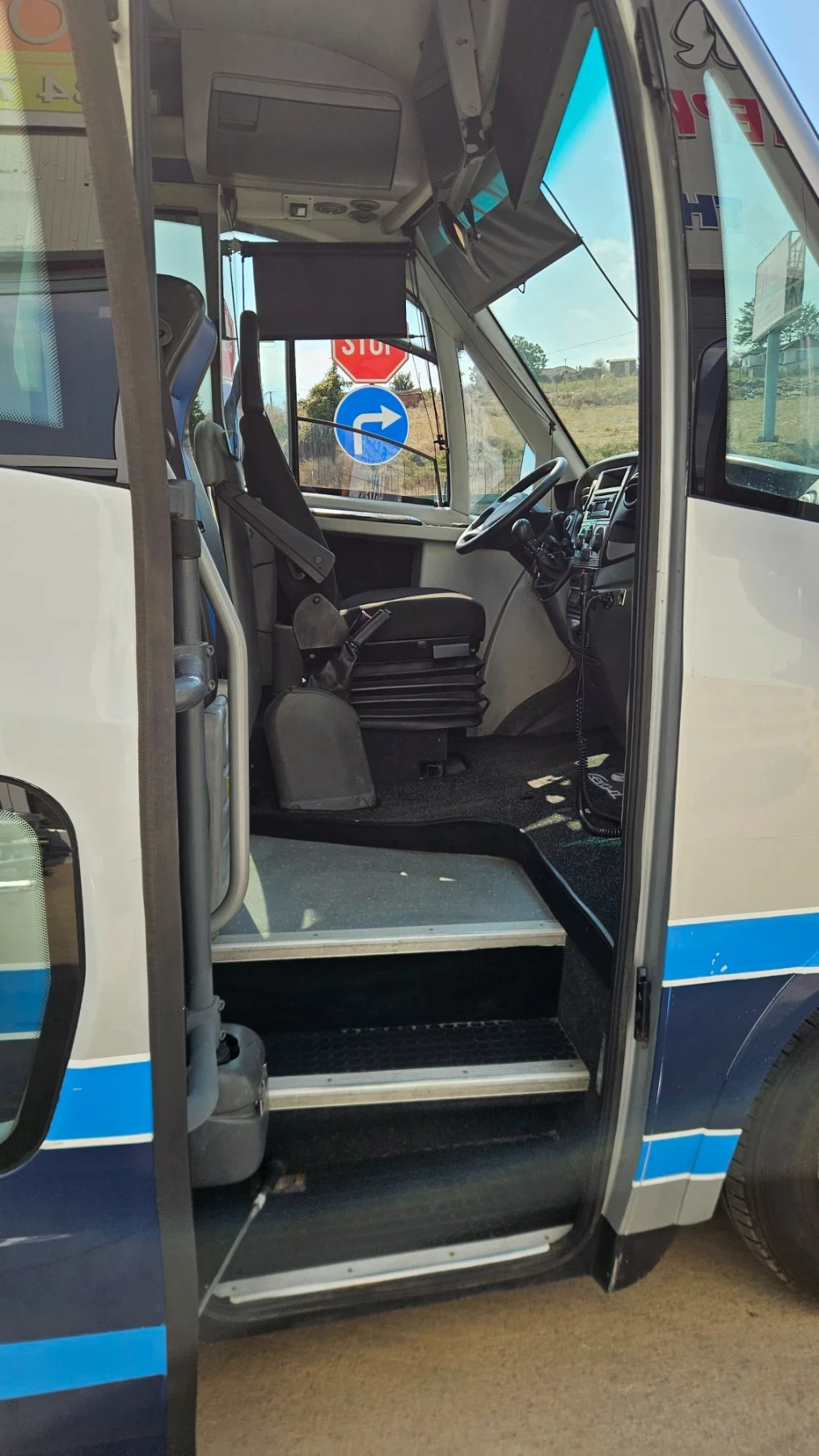 Iveco Daily 70C 28 места, стъклопакет, двоен климатик, 2 броя, снимка 6 - Бусове и автобуси - 55305449