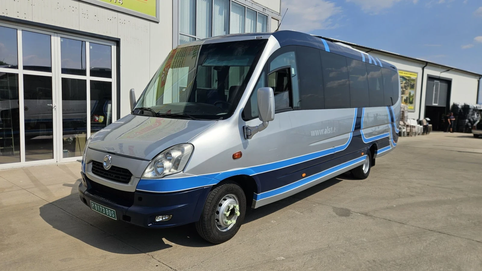 Iveco Daily 70C 28 места, стъклопакет, двоен климатик, 2 броя, снимка 2 - Бусове и автобуси - 55305449