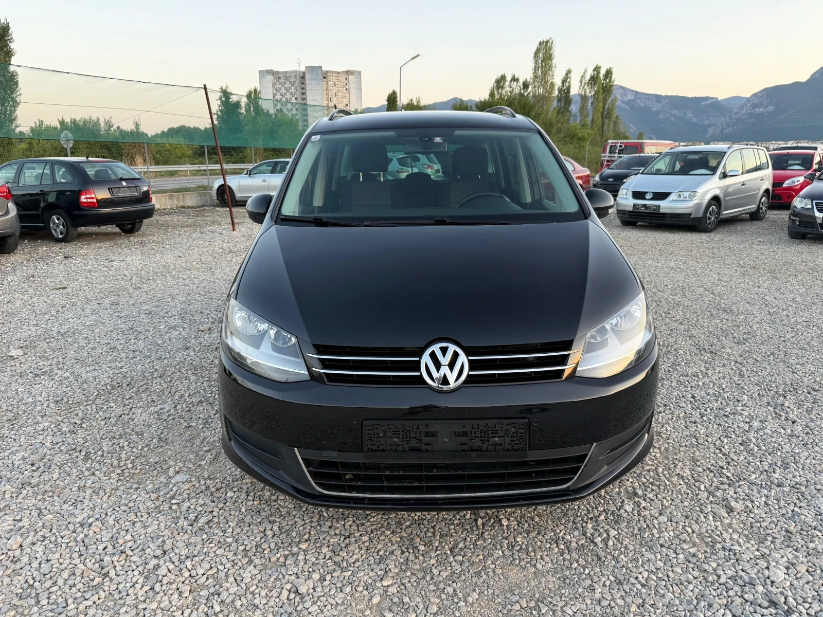 VW Sharan 2.0TDI-140PS-НАВИ-ЕЛ.ВРАТИ - изображение 2