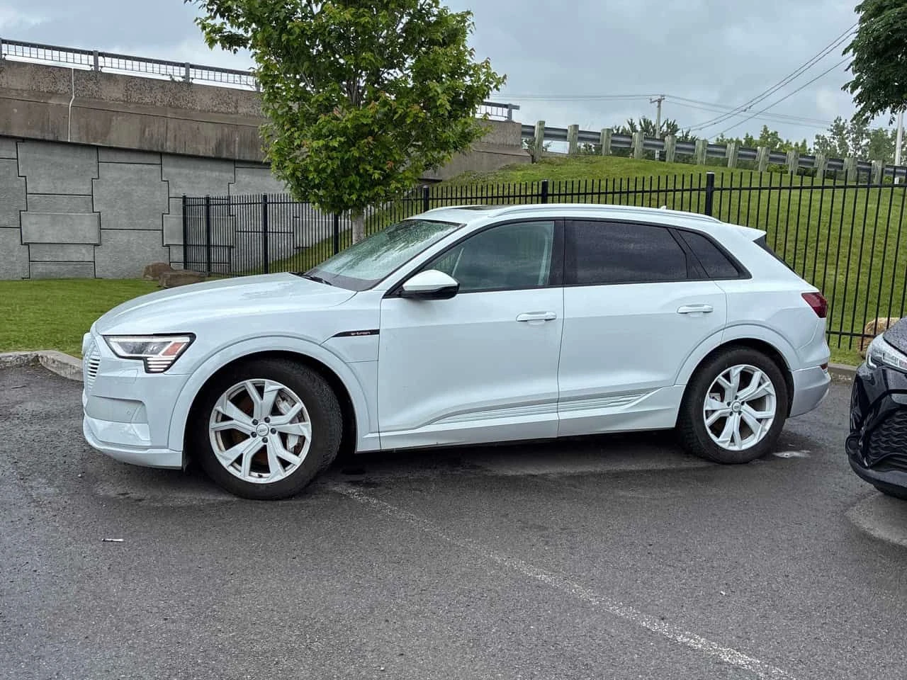Audi E-Tron * Progressiv * CARFAX * ЦЕНА ДО БГ, снимка 2 - Автомобили и джипове - 55180910