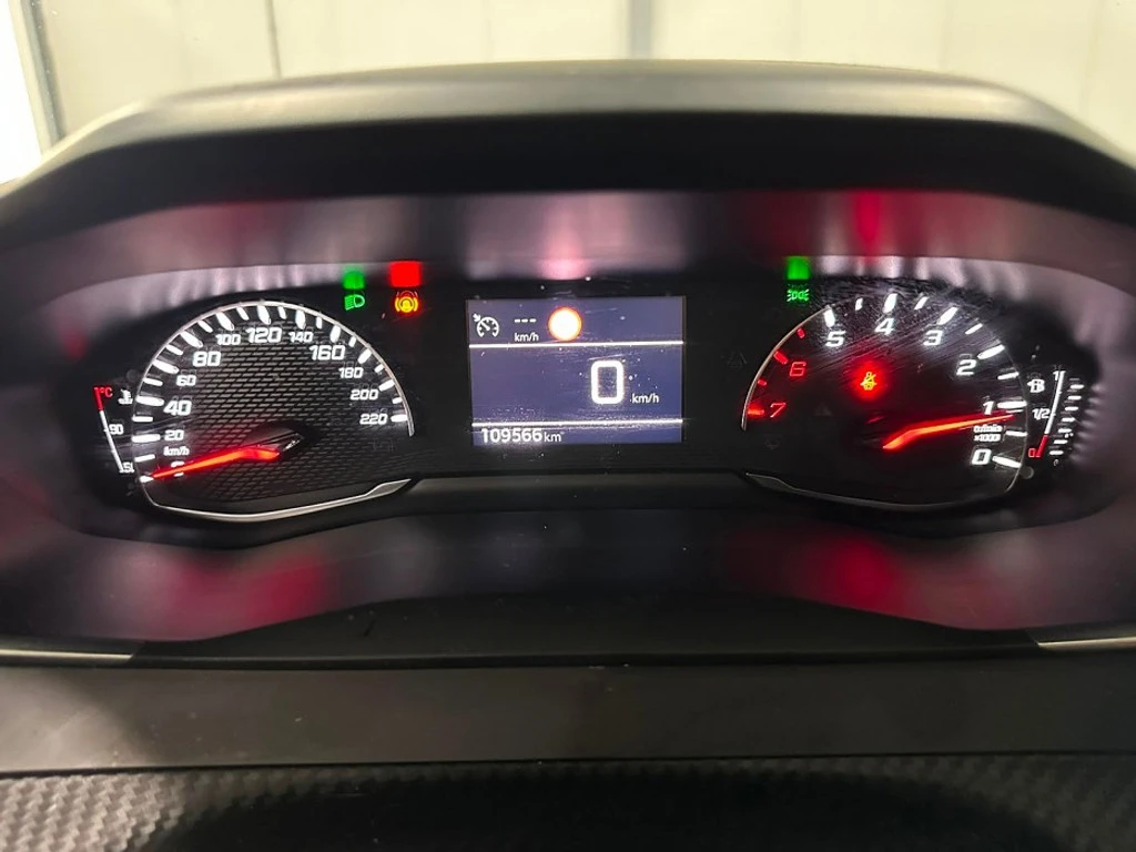 Peugeot 2008 1.2i Active, снимка 9 - Автомобили и джипове - 55472028