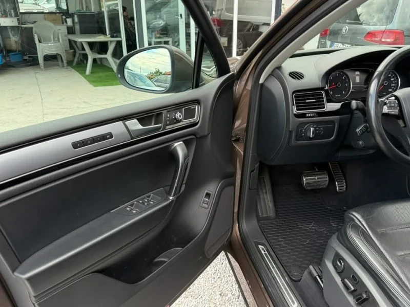 VW Touareg 4.2 tdi 340hp панорама dynadio, снимка 10 - Автомобили и джипове - 51914231