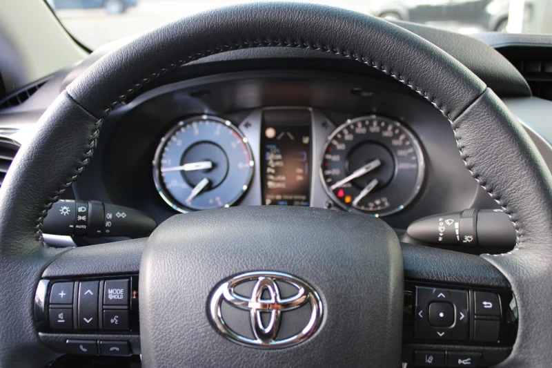 Toyota Hilux 2.4d/151HP/COMFORT/4X4/AHK/ACC/NAVI/KLESS/610g, снимка 7 - Автомобили и джипове - 52471131