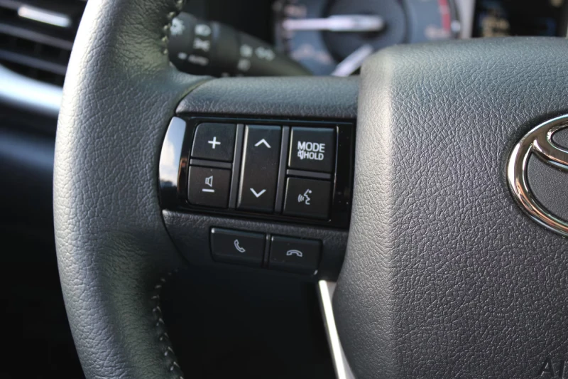 Toyota Hilux 2.4d/151HP/COMFORT/4X4/AHK/ACC/NAVI/KLESS/610g, снимка 8 - Автомобили и джипове - 52471131
