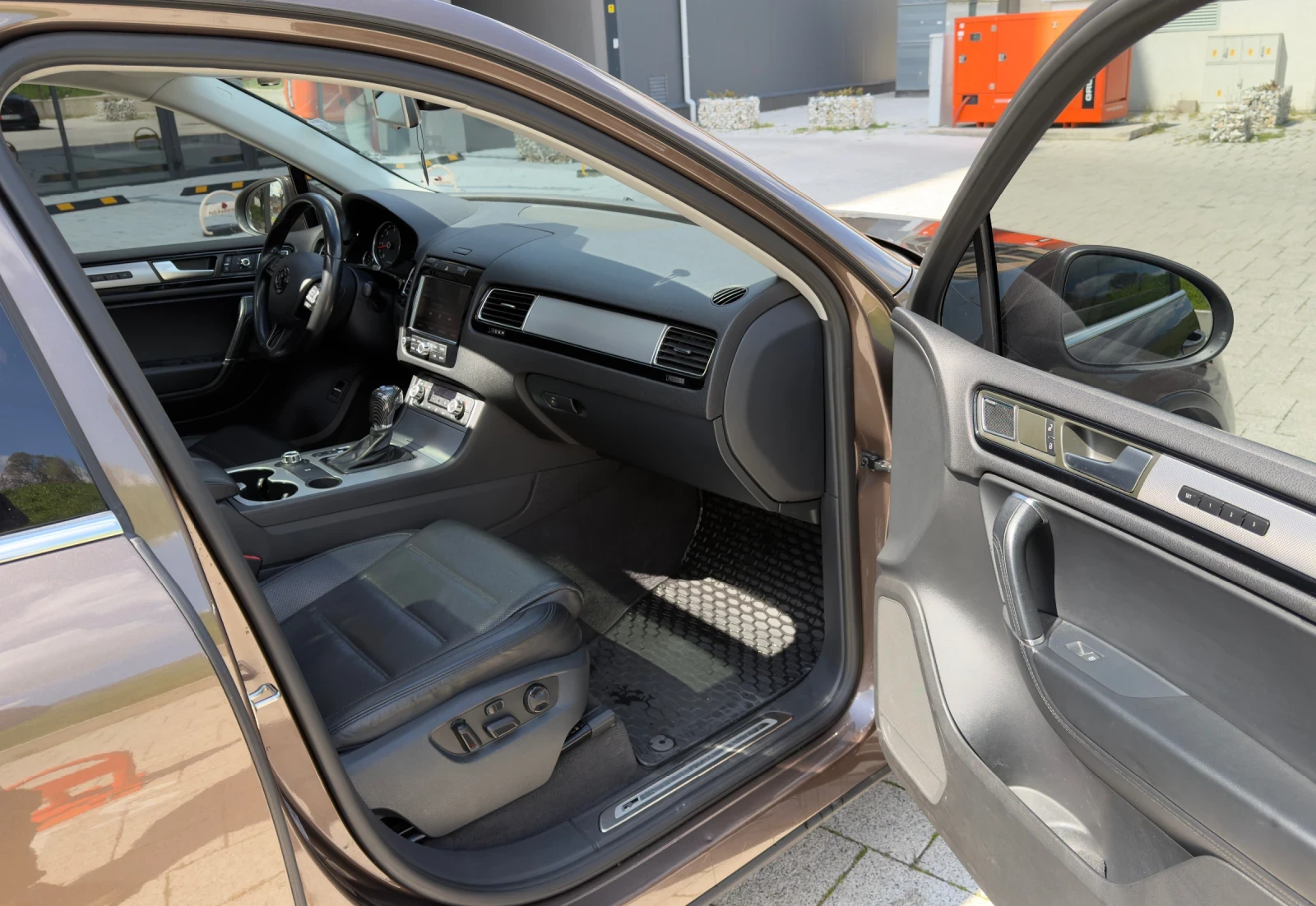 VW Touareg 4.2 tdi 340hp панорама dynadio Rline, снимка 6 - Автомобили и джипове - 53277843