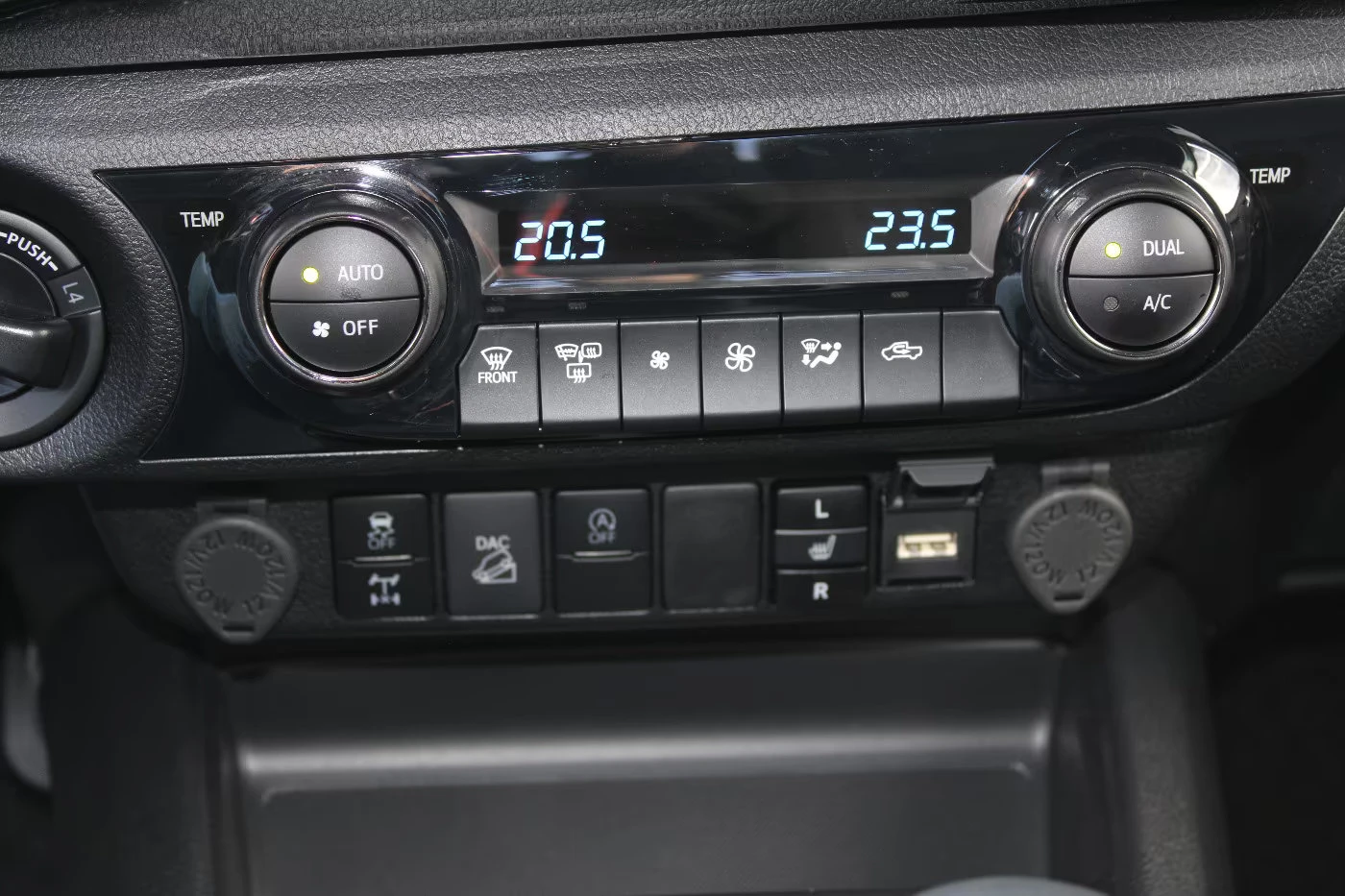 Toyota Hilux 2.4d/151HP/COMFORT/4X4/AHK/ACC/NAVI/KLESS/610g | Mobile.bg � ����������� 11