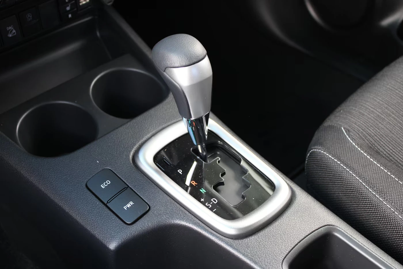 Toyota Hilux 2.4d/151HP/COMFORT/4X4/AHK/ACC/NAVI/KLESS/610g | Mobile.bg � ����������� 12