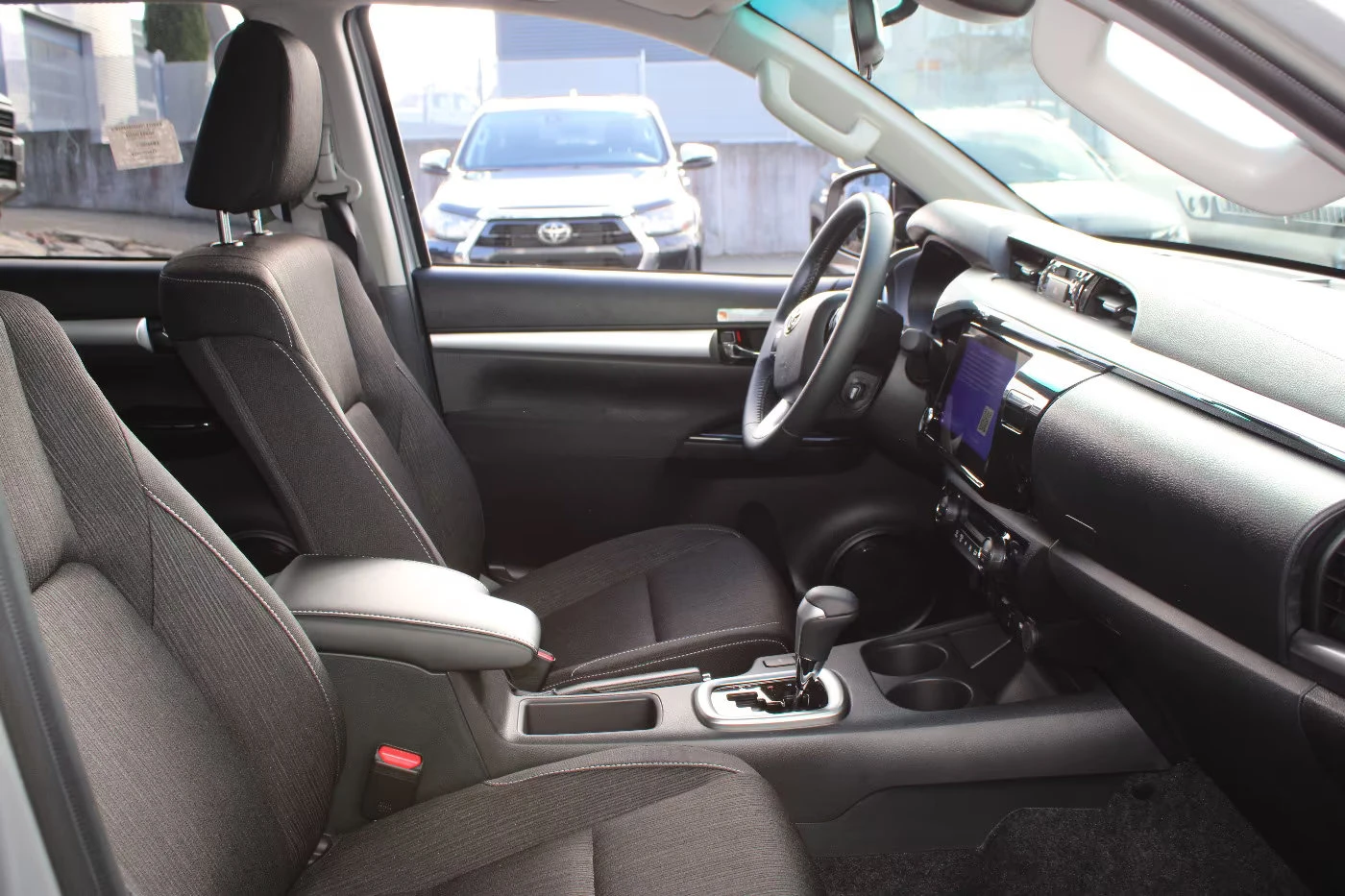 Toyota Hilux 2.4d/151HP/COMFORT/4X4/AHK/ACC/NAVI/KLESS/610g | Mobile.bg � ����������� 13