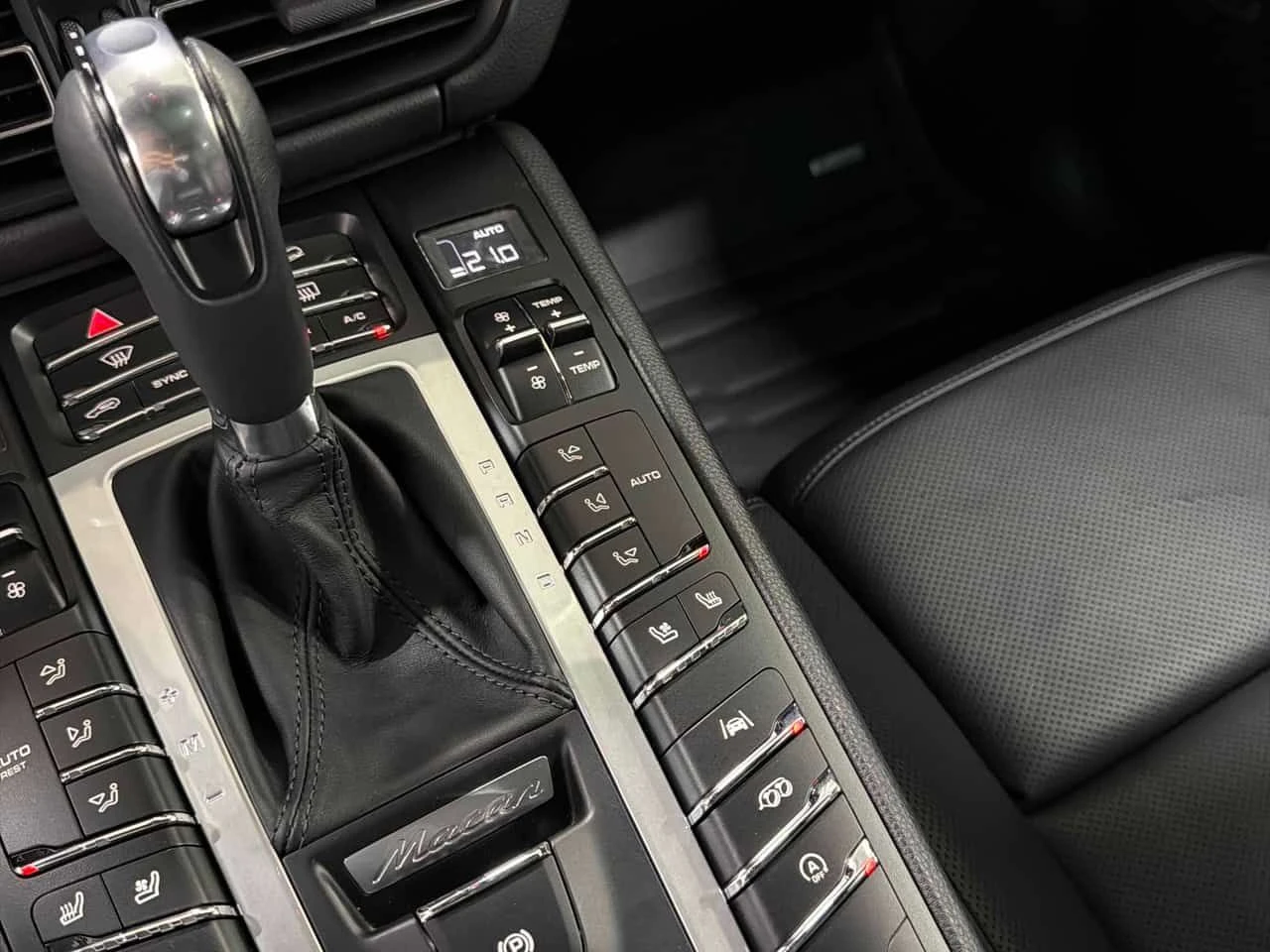 Porsche Macan GTS/ОБДУХВАНЕ/ПАНОРАМА/ДИСТРОНИК/360 КАМЕРИ, снимка 11 - Автомобили и джипове - 54360329