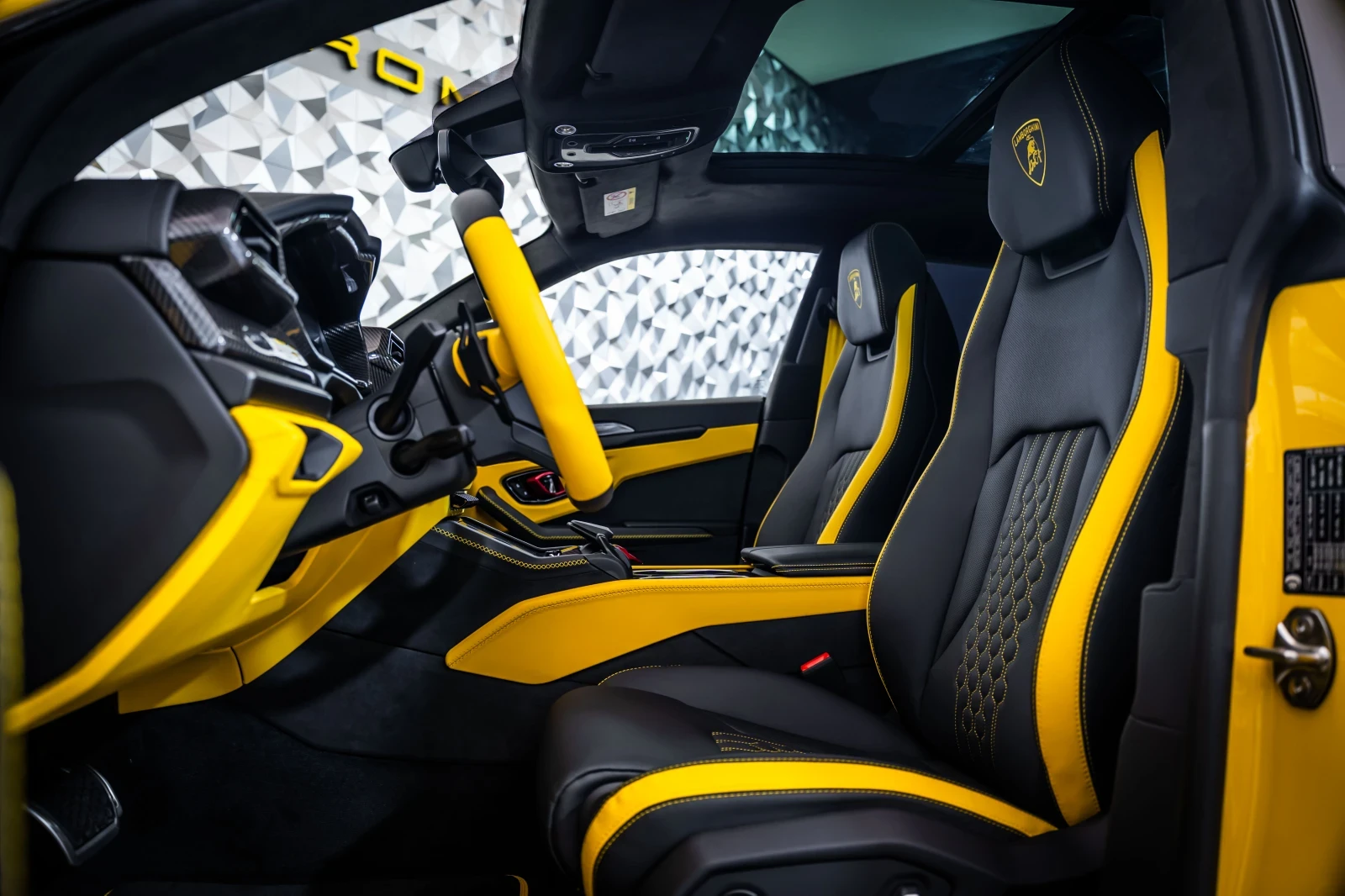 Lamborghini Urus SE Giallo Auge* B&O* Full* ЛИЗИНГ, снимка 8 - Автомобили и джипове - 55456022