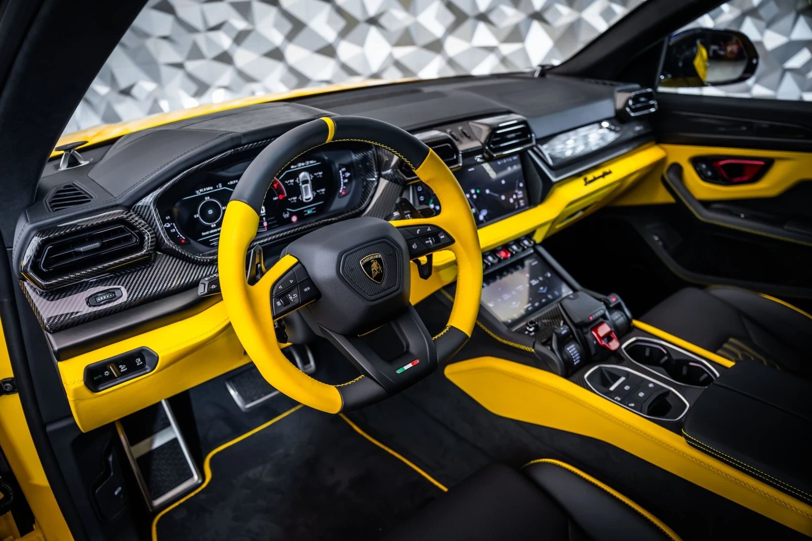 Lamborghini Urus SE Giallo Auge* B&O* Full* ЛИЗИНГ, снимка 10 - Автомобили и джипове - 55456022