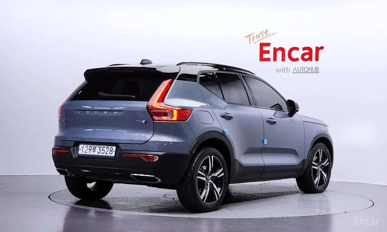 Volvo XC40 T4 R Design/ФИНАНСИРАНЕ, снимка 2 - Автомобили и джипове - 56273173