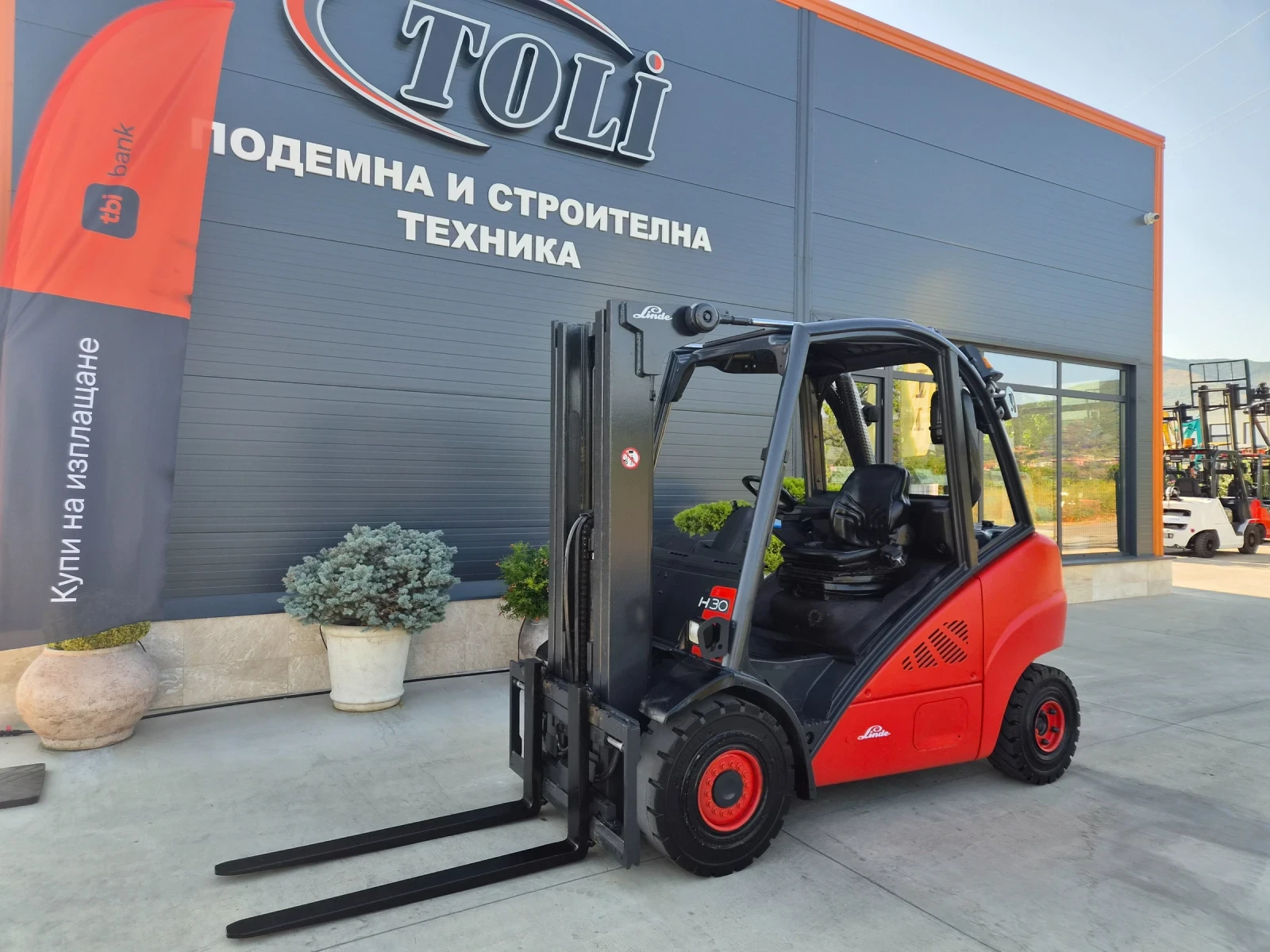 Мотокар Linde 3 тонен / ТРИПЛЕКС / ИЗРАВНИТЕЛ / ЛИЗИНГ !