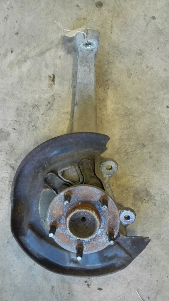 Шенкел главина преден ляв Лексус IS220