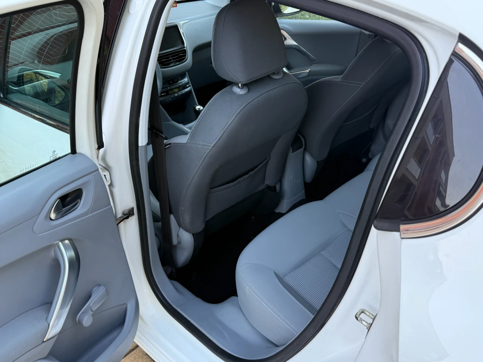 Peugeot 208 1 6eHDI Автоматик - изображение 9