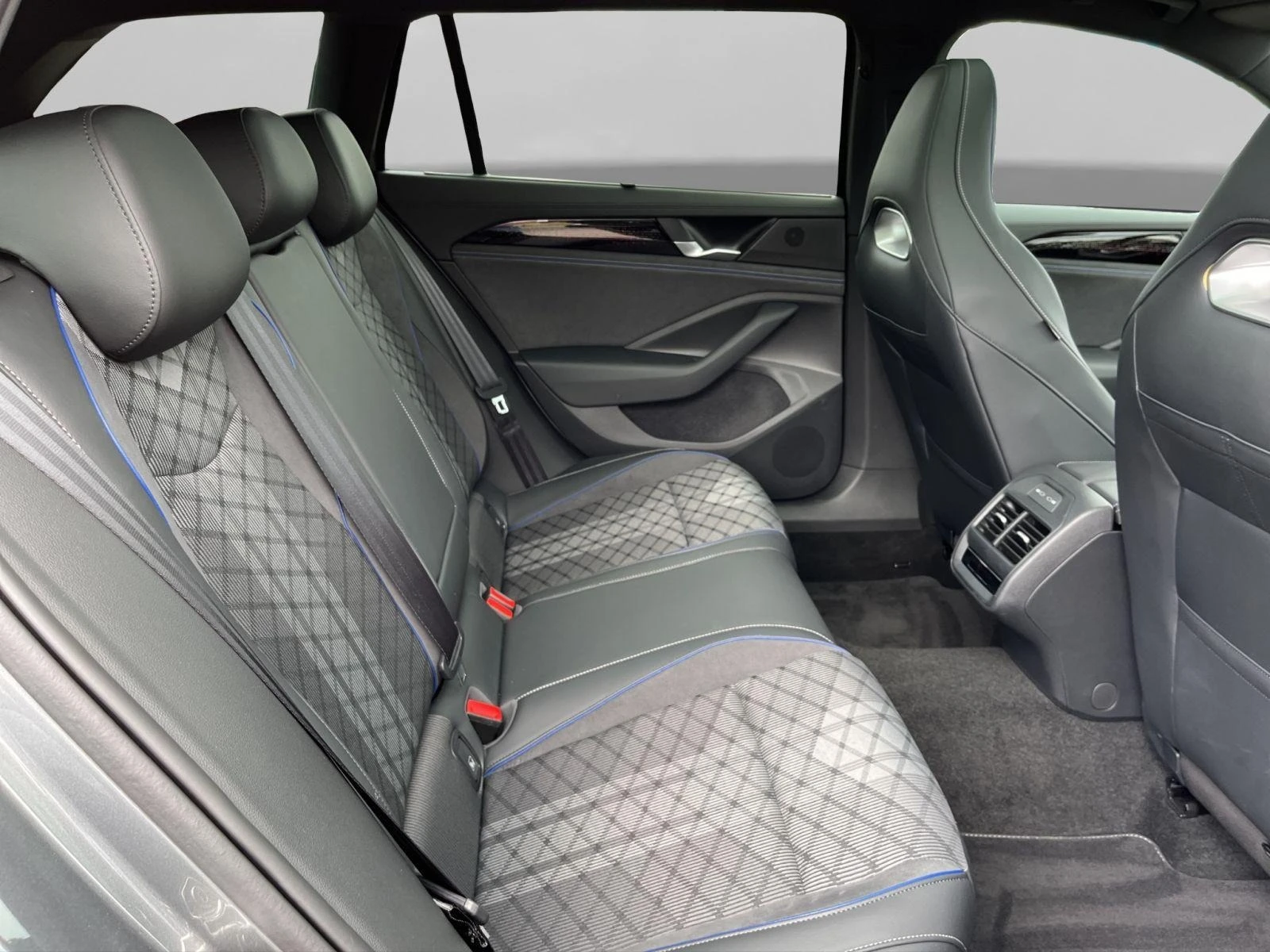 VW Passat 2.0 TDI 4-MOTION R-LINE PANORAMA MATRIX CAMERA  | Mobile.bg � ����������� 11