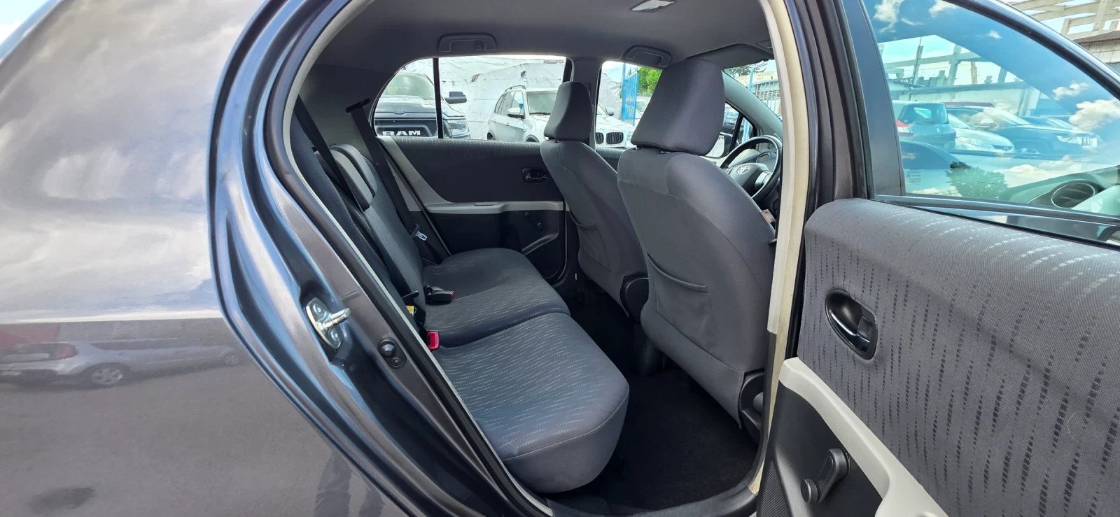 Toyota Yaris 1.3i 100k.c UNIKAT ITALIA 6ck., снимка 11 - Автомобили и джипове - 54623441