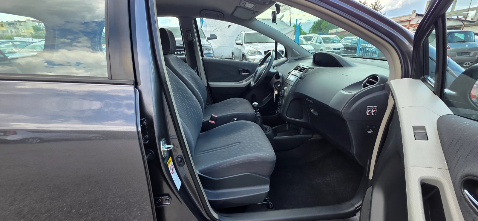 Toyota Yaris 1.3i 100k.c UNIKAT ITALIA 6ck., снимка 13 - Автомобили и джипове - 54623441