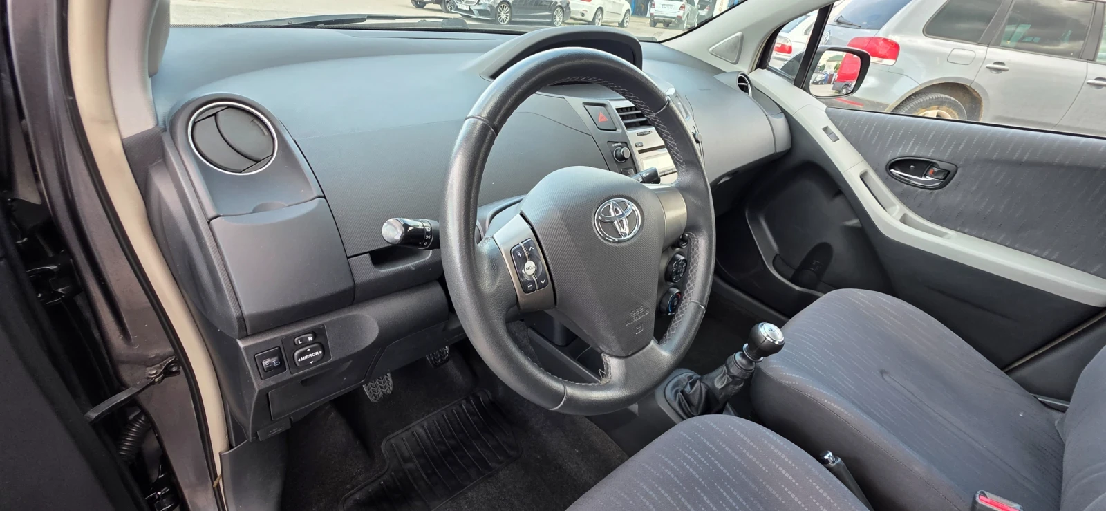 Toyota Yaris 1.3i 100k.c UNIKAT ITALIA 6ck., снимка 9 - Автомобили и джипове - 54623441
