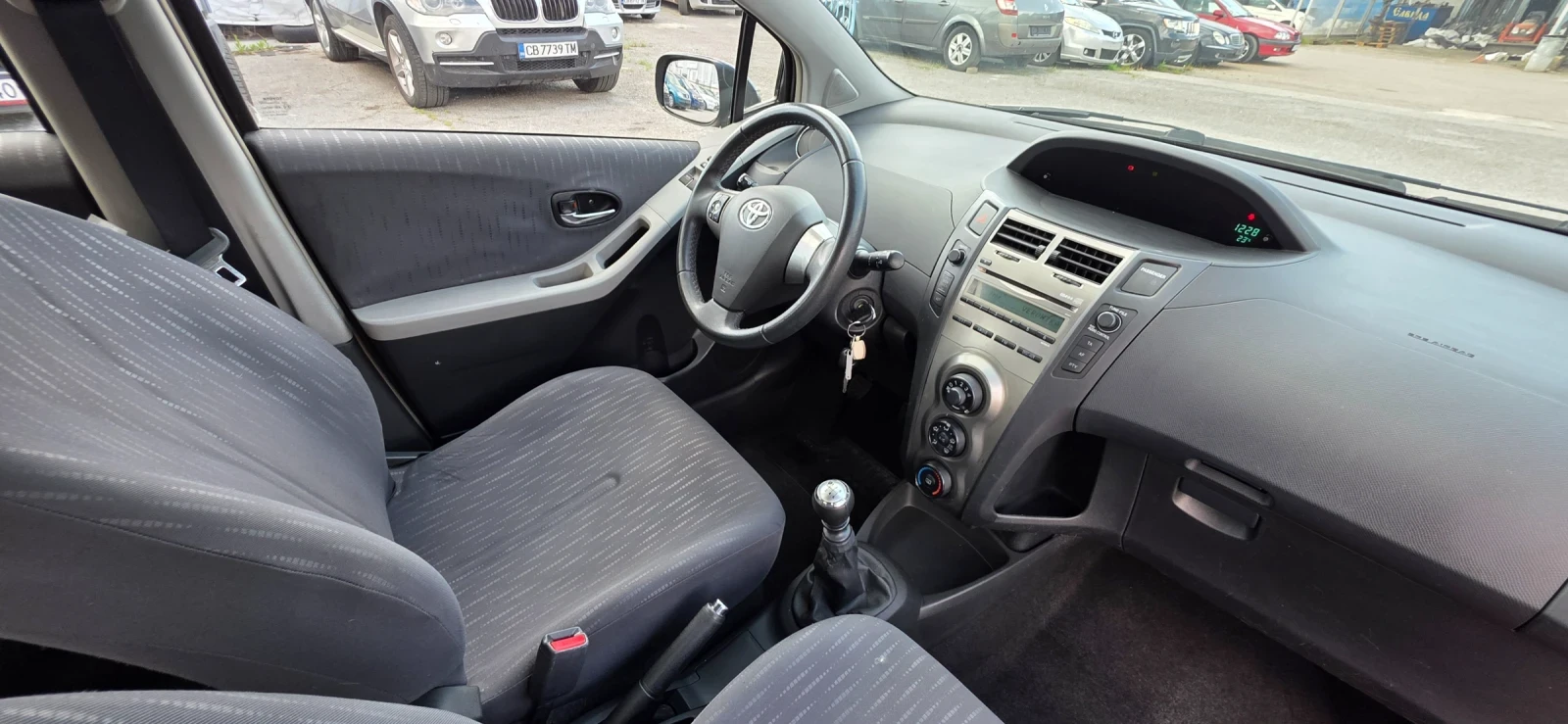 Toyota Yaris 1.3i 100k.c UNIKAT ITALIA 6ck., снимка 14 - Автомобили и джипове - 54623441