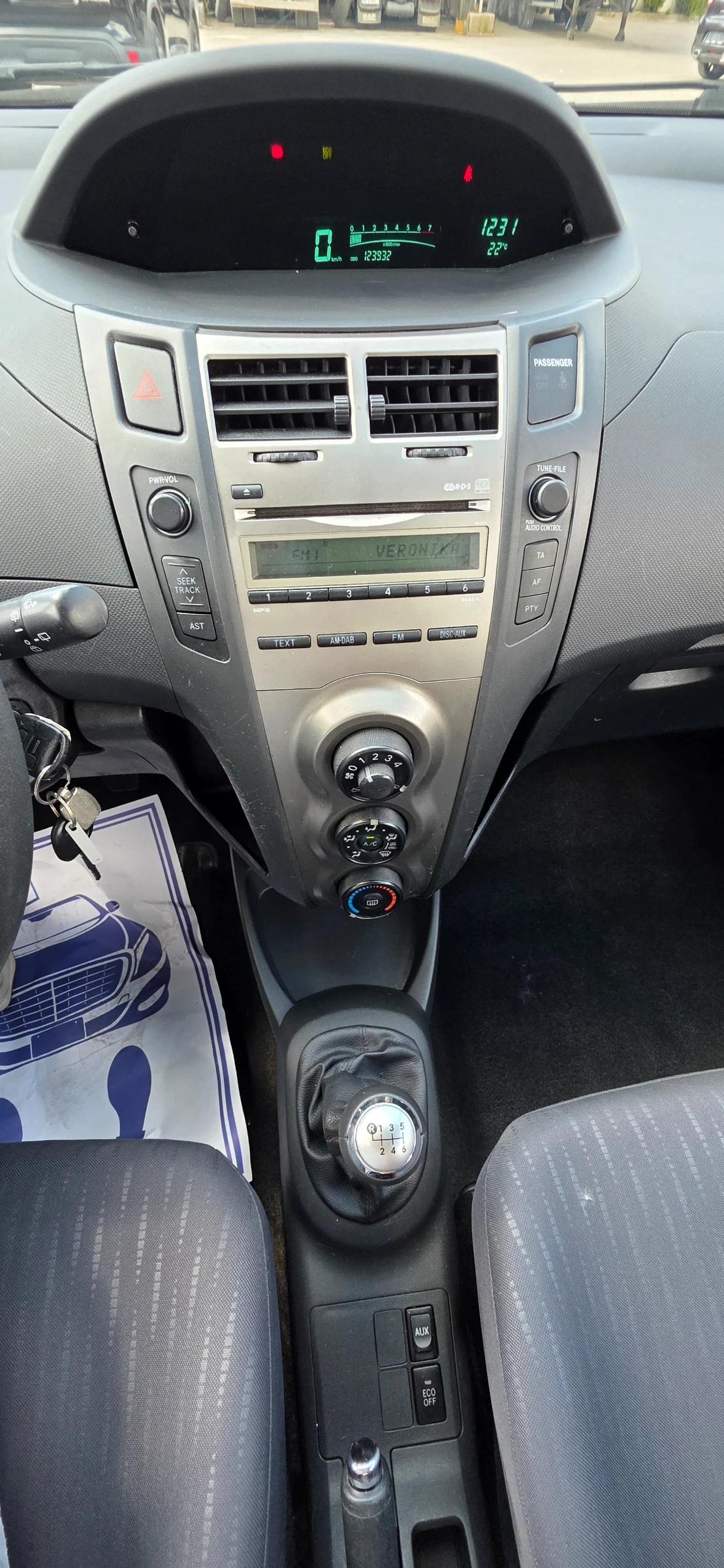 Toyota Yaris 1.3i 100k.c UNIKAT ITALIA 6ck., снимка 15 - Автомобили и джипове - 54623441