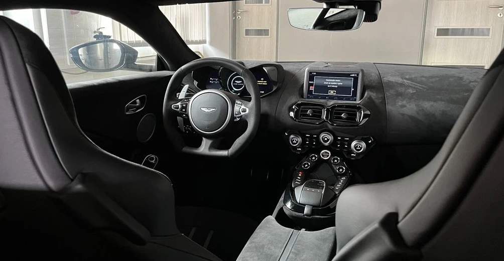 Aston Martin V8 Vantage  - изображение 8
