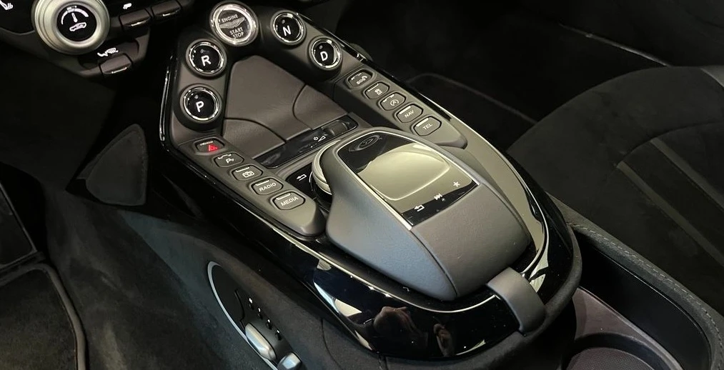 Aston Martin V8 Vantage  - изображение 10