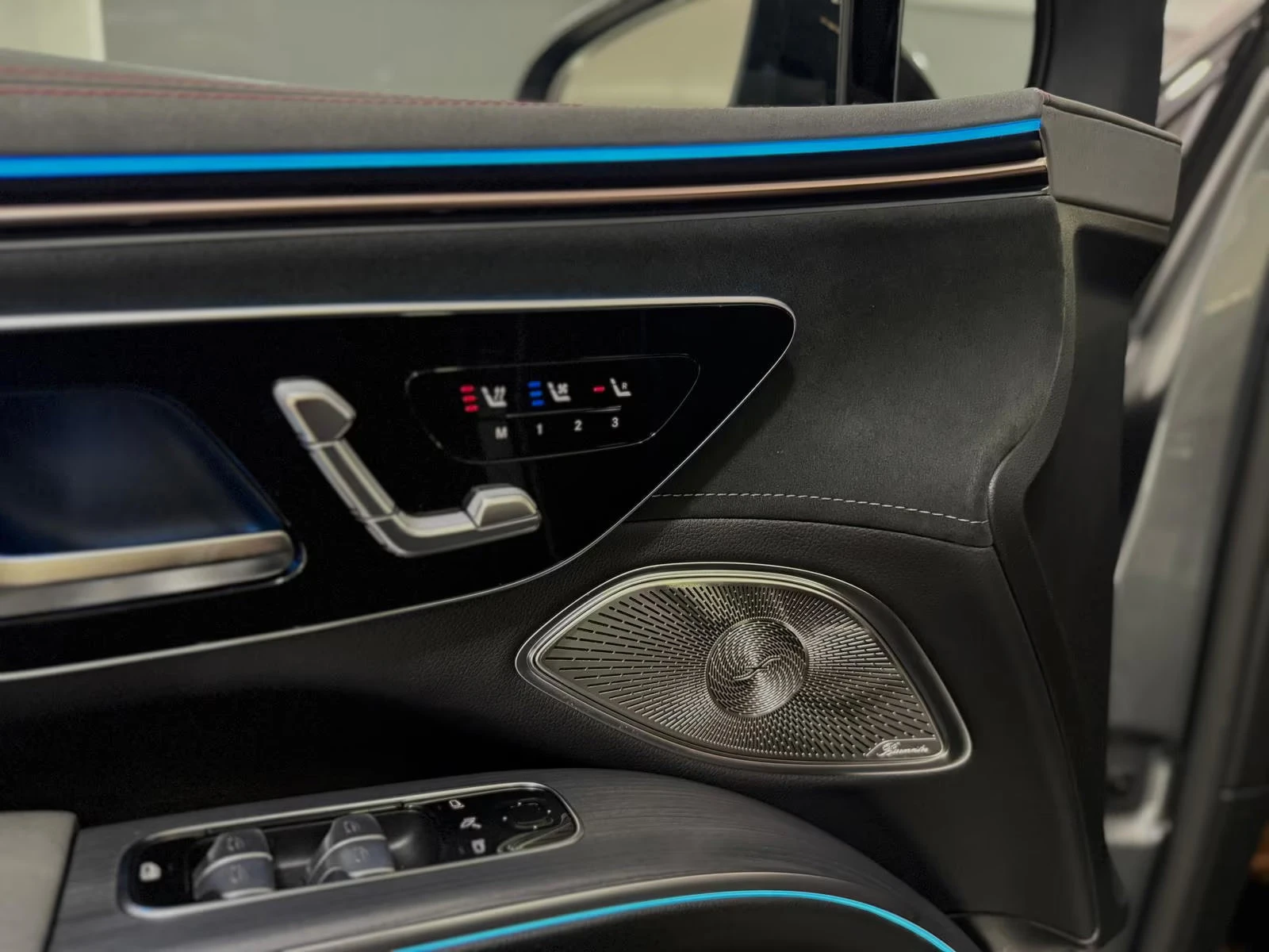 Mercedes-Benz EQS 450+ SUV/360HP/AMG/HYPER/PANO/HUD/360/NIGHT/164z, снимка 16 - Автомобили и джипове - 53861741