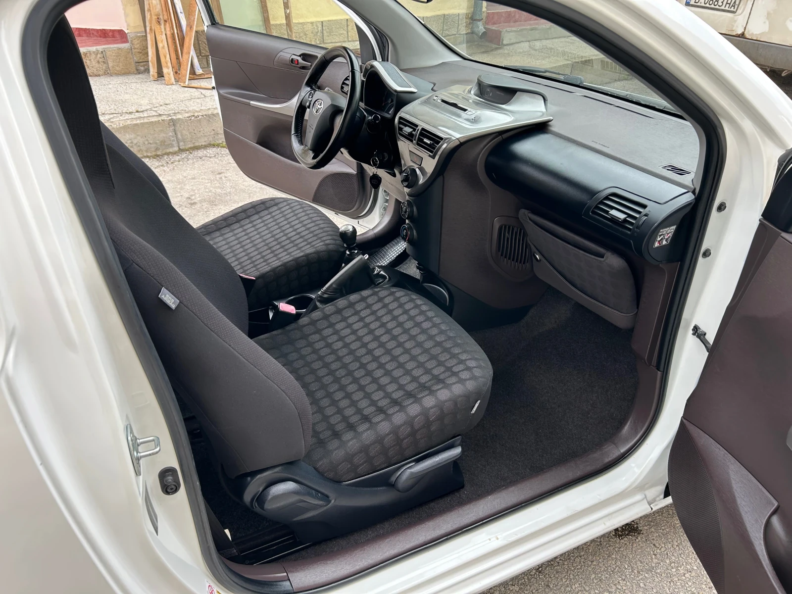 Toyota IQ 1.0i * БЯЛА ПЕРЛА* БИЖУ* , снимка 11 - Автомобили и джипове - 54886508