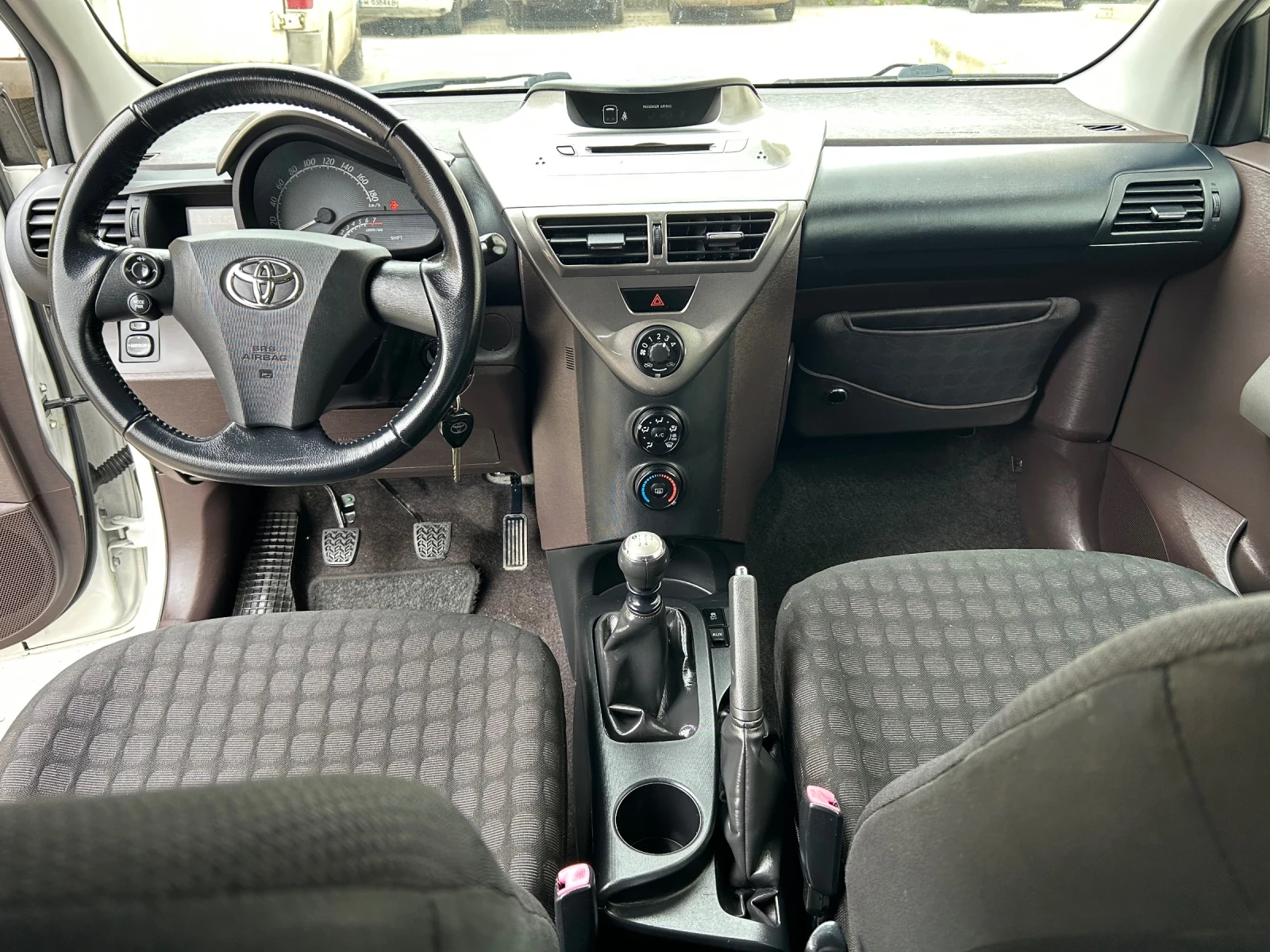 Toyota IQ 1.0i * БЯЛА ПЕРЛА* БИЖУ* , снимка 10 - Автомобили и джипове - 54886508